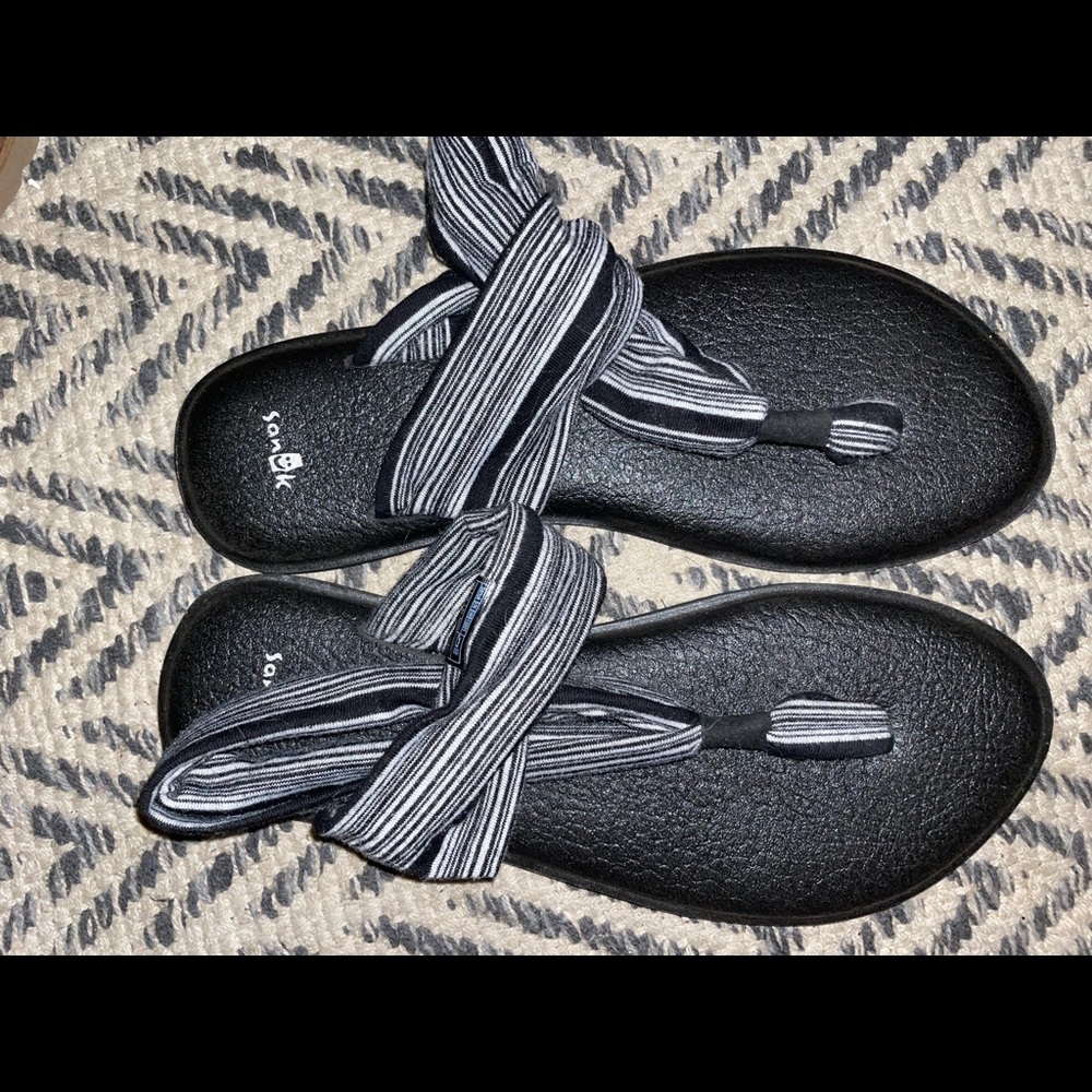 Sanuk sz 10 black & white fabric upper sandals. Never worn.